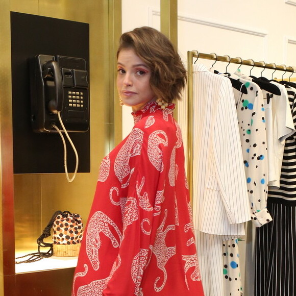 Agatha Moreira apostou em penteado solto com fios na pegada messy hair