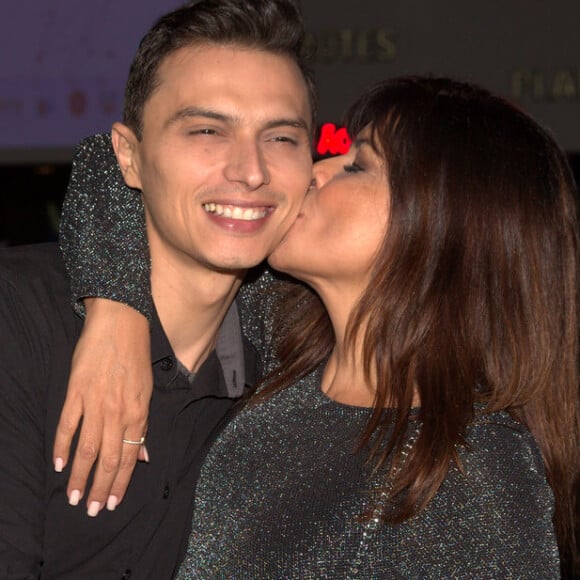 Mara Maravilha troca carinho com o noivo, Gabriel Torres, em show em São Paulo