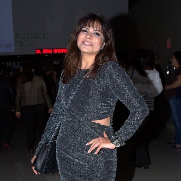 Mara Maravilha completou look com bolsa Chanel