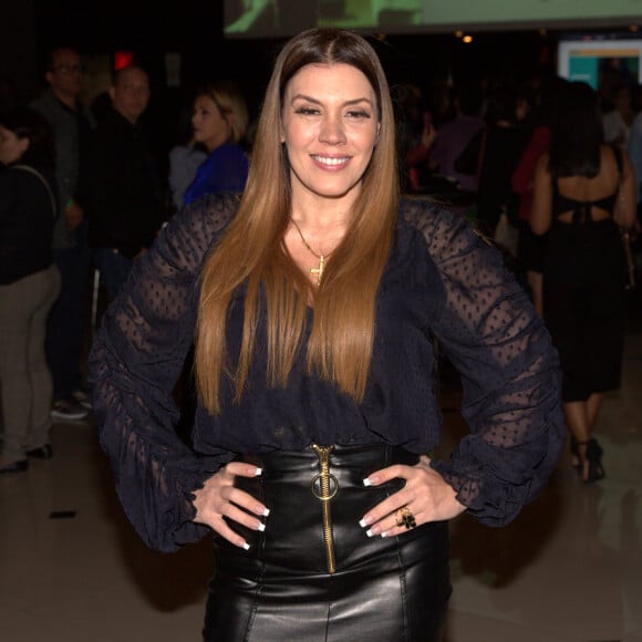 Simony deixou pernas saradas à mostra em look midi