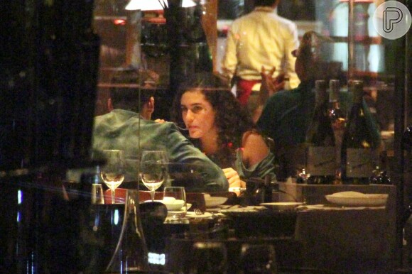 Lívian Aragão e o namorado, Nicolas Prattes, jantam e passeiam em shopping no Rio de Janeiro