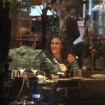 Lívian Aragão e o namorado, Nicolas Prattes, jantam e se divertem em restaurante