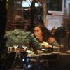 Programinha de casal! Lívian Aragão e o namorado, Nicolas Prattes, jantam em restaurante do shopping Village Mall