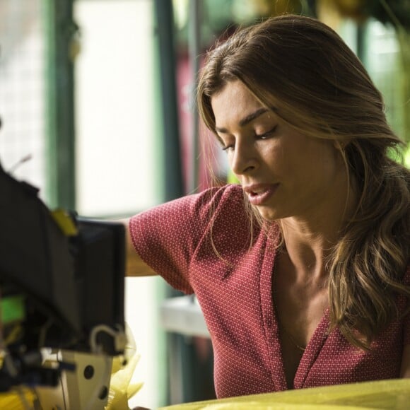 Grazi Massafera interpreta a costureira Paloma na novela 'Bom Sucesso'