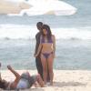 A atriz mostra que está em forma em gravações da novela 'Salve Jorge' na praia: por isso vem chamando atenção
