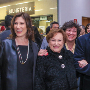 Nicette Bruno teve a companhia dos três filhos ao prestigiar premiação teatral em São Paulo