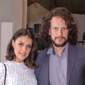 Paloma Bernardi teve a companhia do namorado, Dudu Pelizzari, ao prestigiar premiação teatral em São Paulo