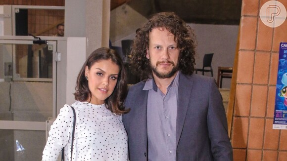 Paloma Bernardi teve a companhia do namorado, Dudu Pelizzari, ao prestigiar premiação teatral em São Paulo