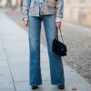 Peças que nunca saem de moda: a calça jeans é uma das peças mais versáteis do closet