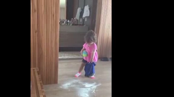Patricia Abravanel filmou a filha, Jane, limpando o quarto após deixar cair leite em pó: 'Muito bem! Está limpando tudo'