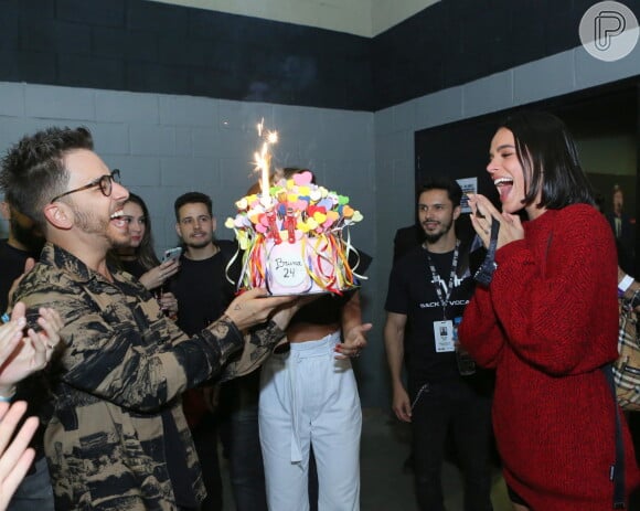 Bruna Marquezine é surpreendida com bolo de aniversário no segundo dia de show de Sandy e Júnior na turnê 'Nossa História', no Jeunesse Arena, na Barra da Tijuca, no Rio de Janeiro