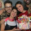 Bruna Marquezine festeja 24 anos com amigos nos bastidores do show de Sandy e Júnior
