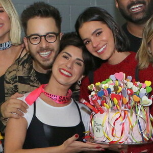 Bruna Marquezine festeja 24 anos com amigos nos bastidores do show de Sandy e Júnior