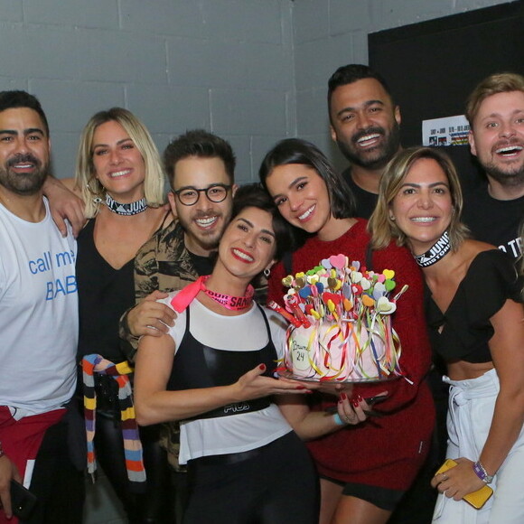 Bruna Marquezine festeja 24 anos com amigos nos bastidores do show de Sandy e Júnior