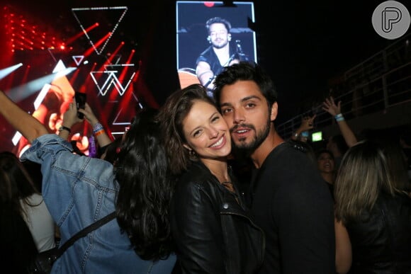 Agatha Moreira posa com o namorado, Rodrigo Simas, em show
