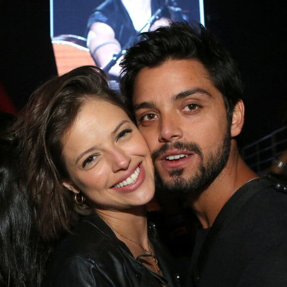Agatha Moreira posa com o namorado, Rodrigo Simas, em show