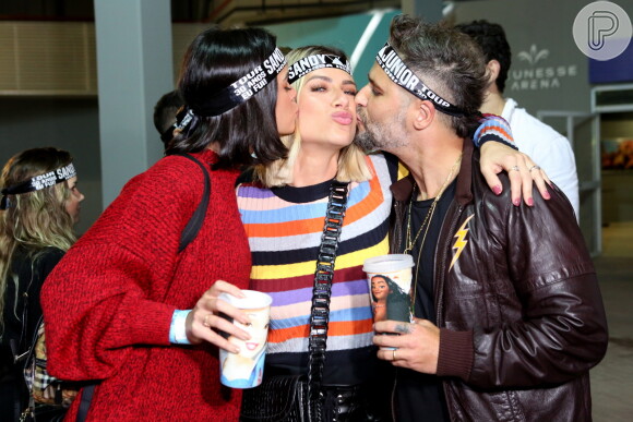 Bruna Marquezine e Bruno Gagliasso enchem Giovanna Ewbank de beijos em show