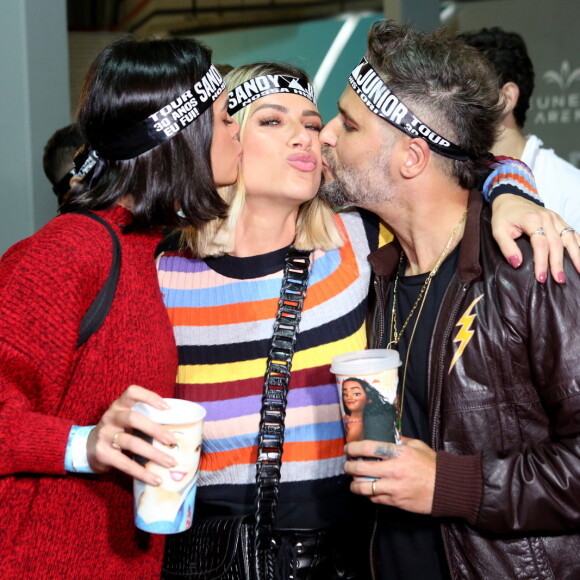 Bruna Marquezine e Bruno Gagliasso enchem Giovanna Ewbank de beijos em show