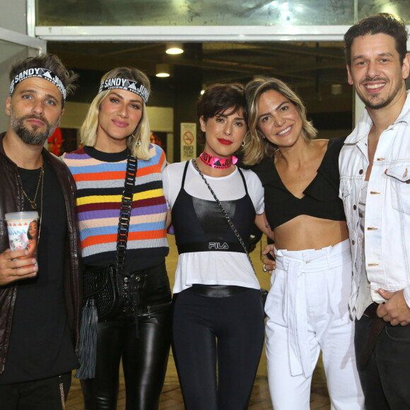 Bruno Gagliasso, Giovanna Ewbank, Fernanda Paes Leme, Carol Sampaio e João Vicente de Castro curtem show juntos