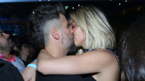 Ah, o amor! Giovanna Ewbank e Bruno Gagliasso são clicados aos beijos em show