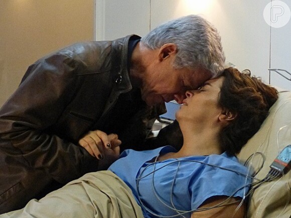 Beatriz (Suzy Rêgo) é internada no hospital após sofrer um acidente de carro. Emicionado, ao ver que a mulher está bem, lhe pede perdão