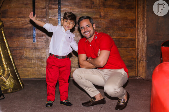 Kaká Diniz posou para fotos com o filho, Henry, fruto do casamento com Simone
