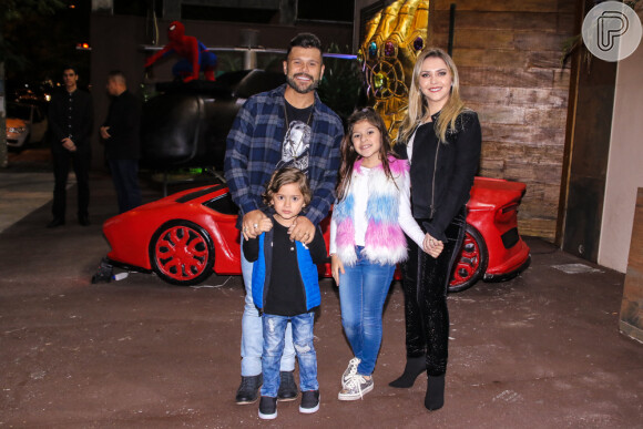 Marcos, da dupla com Belutti, e a família marcaram presença no aniversário de Henry, filho de Simone e Kaká Diniz