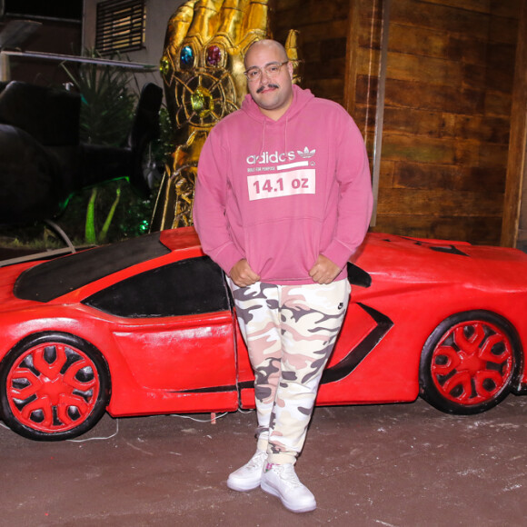 Tiago Abravanel esteve no aniversário de Henry, filho de Simone e Kaká Diniz