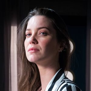 Na novela 'A Dona do Pedaço', Fabiana (Nathalia Dill) assume a fábrica de bolos após chantagear Jô (Agatha Moreira)