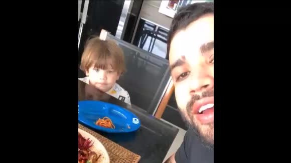 Gusttavo Lima se diverte ao ganhar comida do filho Gabriel: 'Abre a boquinha'