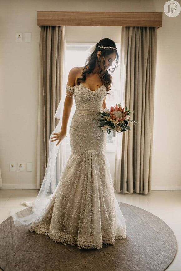 Vestido de noiva usado é sustentável. Este é bordado em perolas e renda e sai por R$ 3.400 no enjoei.com.br