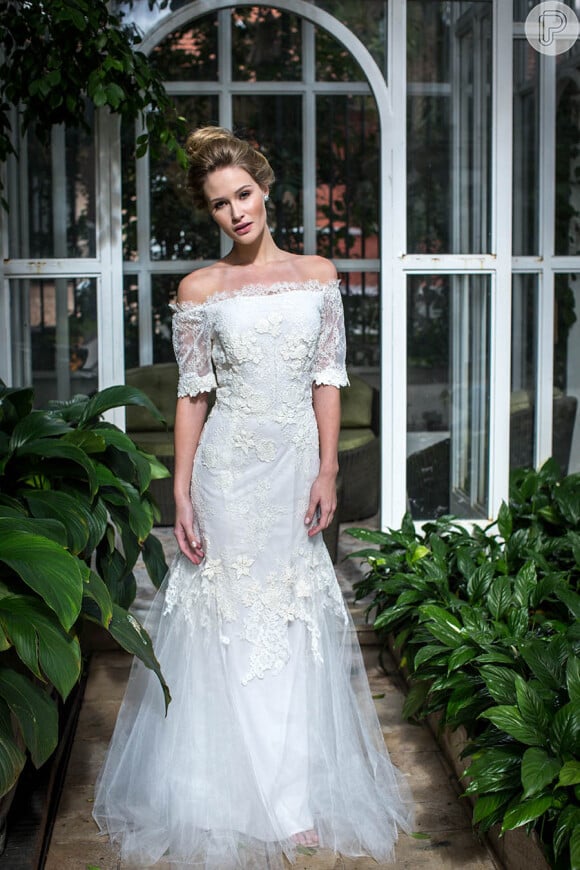 Vestido de noiva rendado e com ombros à mostra da designer Lethicia Bronstein, que faz prêt-à-porter e sob medida