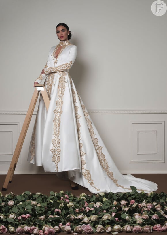 Vestido de noiva digno de princesa, com detalhes em dourado, da carioca Marie Lafayette que cria sob medida