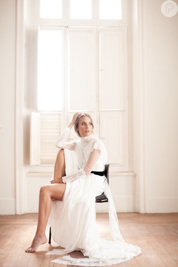 Vestido de noiva: um luxo o modelo com transparência, gola alta e mangas longas, da Vivaz