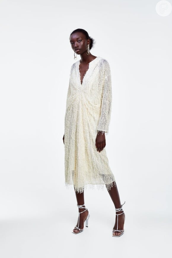 Um modelo descontráido de vestido branco, que pode ir ao casamento civil. Da Zara, por R$ 629