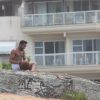 Lázaro Ramos gravou cenas na pele de Brian Benson, seu personagem na novela 'Geração Brasil', nesta terça-feira, 14 de outubro de 2014, na praia da Macumba, na Zona Oeste do Rio. Só de cueca samba-canção, o ator trabalhou e posou para fotos com fãs