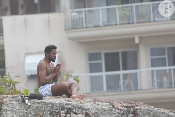 Brian Benson, personagem de Lázaro Ramos, meditou na praia da Macumba, na Zona Oeste do Rio