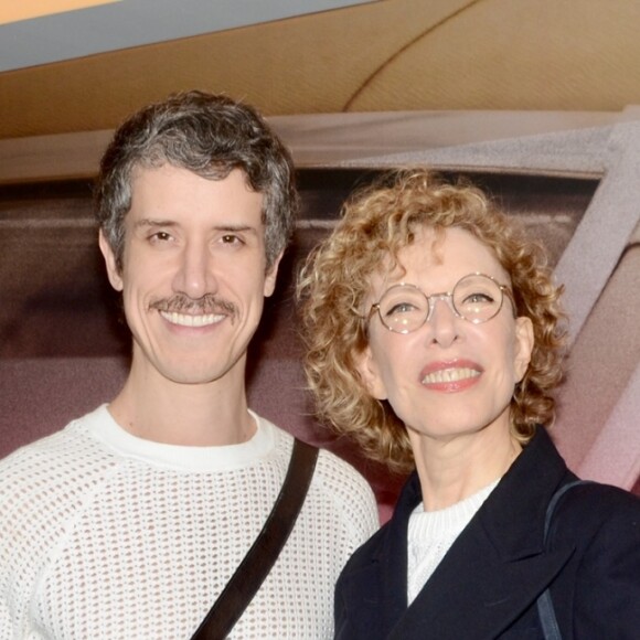 A apresentadora Marília Gabriela foi conferir o lançamento de 'Era Uma Vez em Hollywood', na companhia do filho Theodoro Cochrane