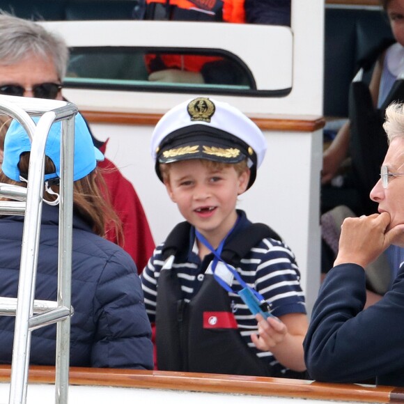 George, filho mais velho de Kate Middleton e Príncipe William, apareceu sem os dois dentinhos da frente e usando um chapéu de marinheiro