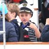 Príncipe George também gesticulou nas fotos da regata com os pais