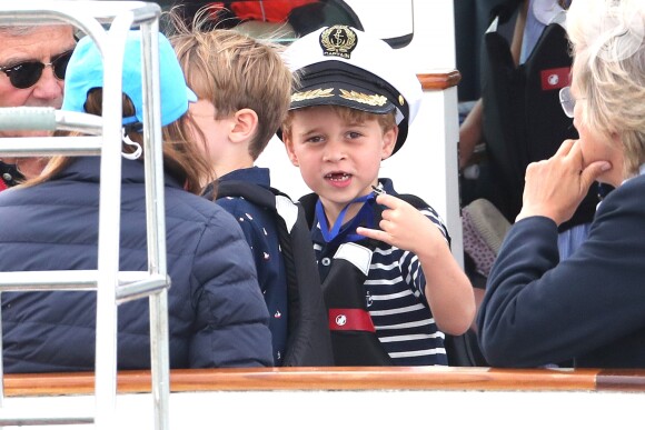Príncipe George também gesticulou nas fotos da regata com os pais
