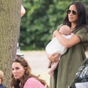 Kate Middleton foi fotografada com o filho mais novo, Louis, Meghan Markle e Archie na ocasião