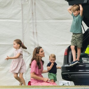Anteriormente, Kate Middleton e os filhos, Charlotte, George e Louis, apareceram juntos em jogo de pólo do pai, William