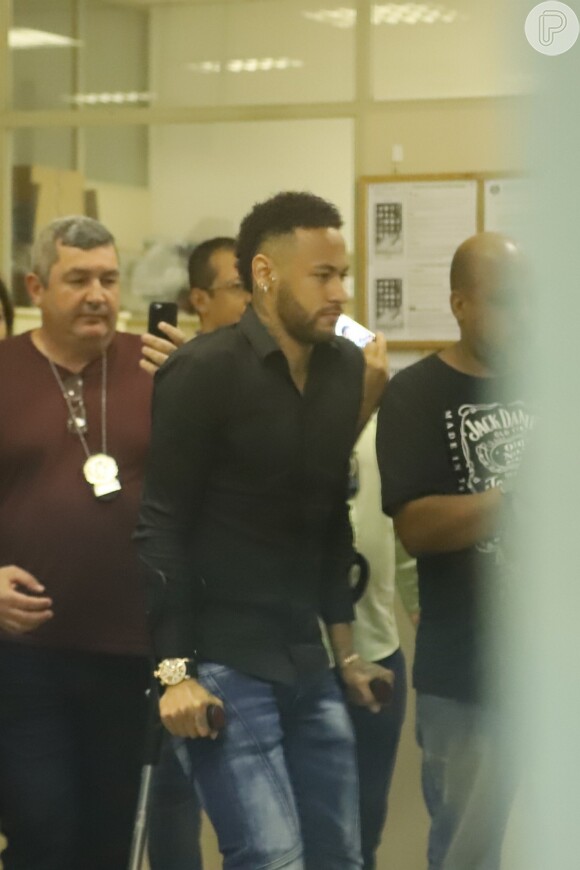 Neymar prestou depoimento sobre fotos vazadas de Najila Trindade em uma delegacia do Rio de Janeiro