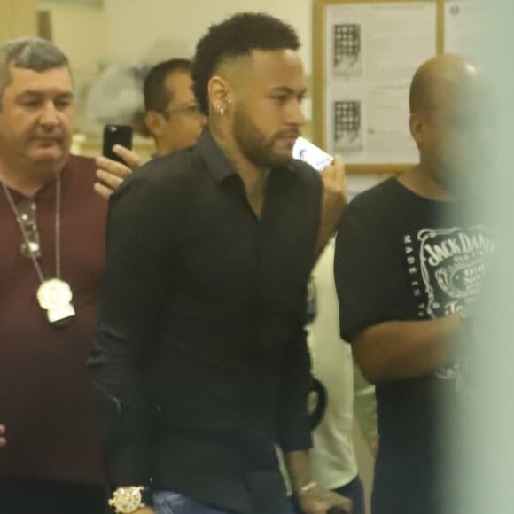 Neymar prestou depoimento sobre fotos vazadas de Najila Trindade em uma delegacia do Rio de Janeiro