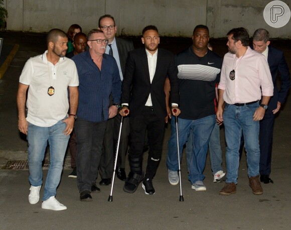 Neymar deixou delegacia de São Paulo após 3 horas de depoimento