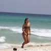 Carolina Dieckmann exibiu a boa forma na praia do Rio