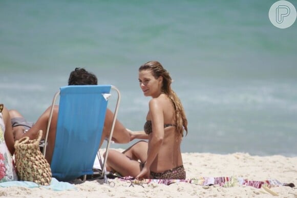 Bruno de Luca e Carolina Dieckmann se bronzeiam na praia