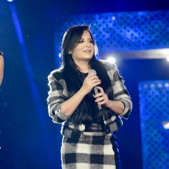 Maraisa chama atenção com look xadrez em gravação de DVD