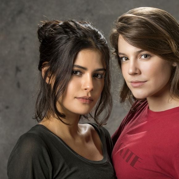 Na novela 'Órfãos da Terra', Laila (Julia Dalavia) entrega a confissão do biomédico a Almeidinha (Danton Mello) e desmascara Dalila (Alice Wegmann).